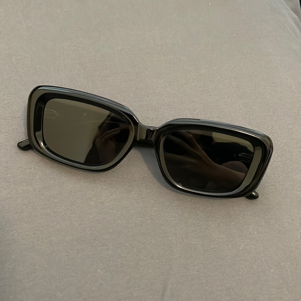 Antena Bold Rectangular Black Sunglasses
